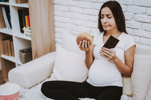 Strona Główna Głodny Grub Dziewczyna Ciąży Jeść Hamburger Czekolady Siedzieć — Zdjęcie stockowe