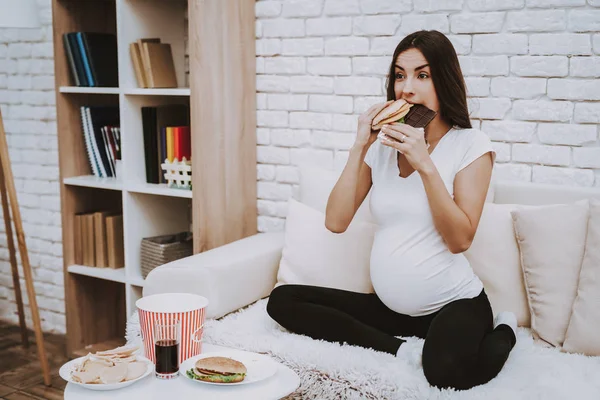 Barriga Comida Menina Grávida Come Hambúrguer Chocolate Senta Sofá Para — Fotografia de Stock