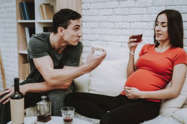 Adam kavgalar. Alkol içiyor. Kötü alışkanlıkları. Annelik. Kötü muamele. Otur. Kanepe. Home.Pregnant kız. İyi eğlenceler. Doğum sırasında. Göbek. Keyfini çıkarın. Serbest zaman. Nokta. Kazmak. Sakin ol. Tehlikeleri. Kötü anne.