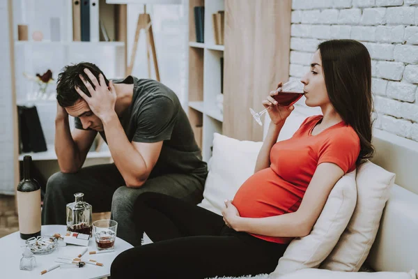 Casa Man Quarrels Una Chica Embarazada Bebidas Alcohol Malos Hábitos —  Fotos de Stock