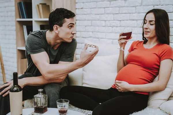 Man Quarrels Drinks Alcohol Bad Habits Motherhood Maltreatment Sit Couch — Stock Photo, Image