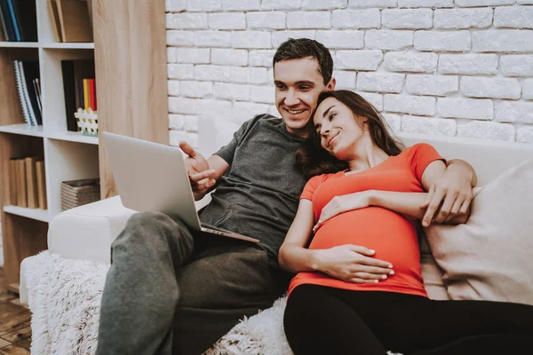 Laptop Parenthood Sweet Domestic Life Sofa Husband Pregnant Wife Sit — Stock Photo, Image