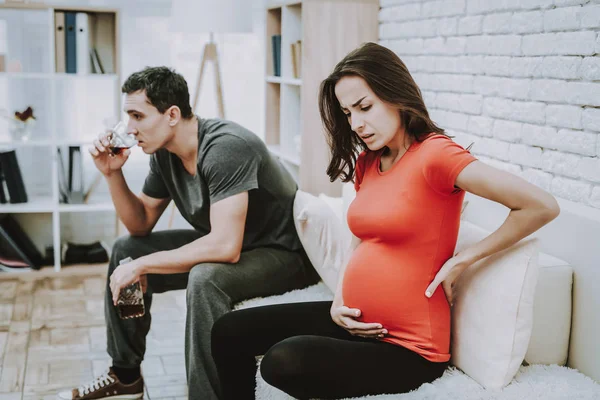 Man Drycker Alkohol Deprimerad Make Sjukdom Gravid Flicka Smärta Hem — Stockfoto