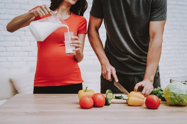 Man Zwangere Vrouw Bereiden Van Voedsel Keuken Appartement Natuurlijke Groenten — Stockfoto