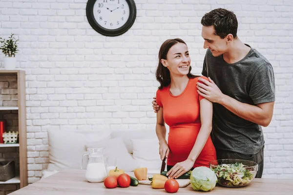 Kuchnia Mąż Żona Ciąży Przygotowanie Żywności Apartament Naturalne Warzywa Kochać — Zdjęcie stockowe