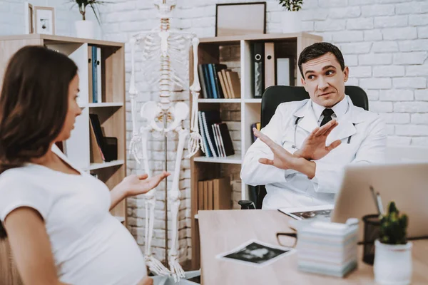 Fehér Kabátot Orvos Terhes Komolyan Beszélni Orvosi Rendelő Klinika Nőgyógyász — Stock Fotó