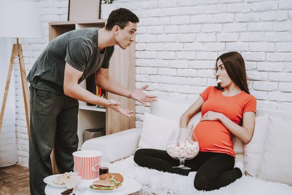 Man Argue Pregnant Wife Marshmallow Motherhood Grub Eat Sit Couch — Stock Photo, Image