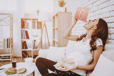 Doğum sırasında. Serbest zaman. Tercihler. Nokta. Hamile kızı. Ye. Patlamış mısır. Kanepe. Ev. Aç. Annelik. İyi eğlenceler. Göbek. Gülümseyerek. Keyfini çıkarın. Garip beslenme alışkanlıkları. Gıda. Kazmak. Sakin ol. Grub.