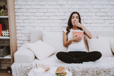 Kazmak. Sakin ol. Grub. Hamile kızı. Ye. Patlamış mısır. Kanepe. Ev. Aç. Annelik. İyi eğlenceler. Doğum sırasında. Göbek. Gülümseyerek. Keyfini çıkarın. Garip beslenme alışkanlıkları. Gıda. Serbest zaman. Tercihler. Noktasında.