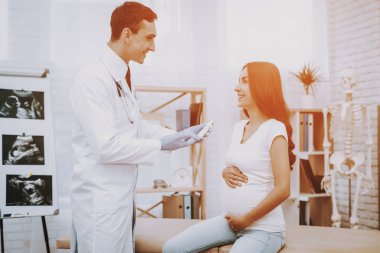 Hastane. Annelik. İlaç verir. Sınav. Doğum sırasında. Göbek. Hamile kadın. Gülümseyerek. Kliniği. Jinekolog. Beyaz önlük. Danışma. Doktor. Kliniği. İyi eğlenceler. Tıbbi yardım.