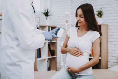 Tıbbi yardım. İlaç verir. Sınav. Hastane. Doğum sırasında. Göbek. Hamile kadın. Gülümseyerek. Kliniği. Jinekolog. Beyaz önlük. Danışma. Doktor. Kliniği. İyi eğlenceler. Annelik.