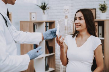 Kliniği. Annelik. İlaç verir. Sınav. Hastane. Doğum sırasında. Göbek. Hamile kadın. Gülümseyerek. Jinekolog. Beyaz önlük. Danışma. Doktor. Kliniği. İyi eğlenceler. Tıbbi yardım.