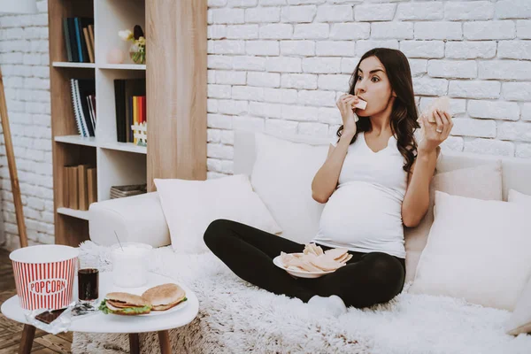 Comida Menina Grávida Come Petiscos Sofá Para Casa Com Fome — Fotografia de Stock