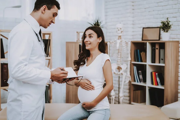 Läkare Records Diagnos Samråd Sjukhus Förlossning Mage Gravid Kvinna Leende — Stockfoto
