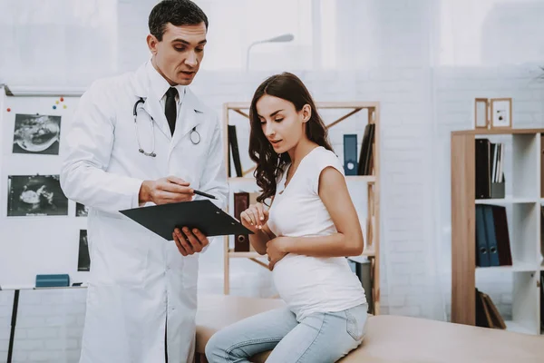 Schwangere Arzt Schreibt Ein Rezept Papier Beratung Krankenhaus Geburt Bauch — Stockfoto