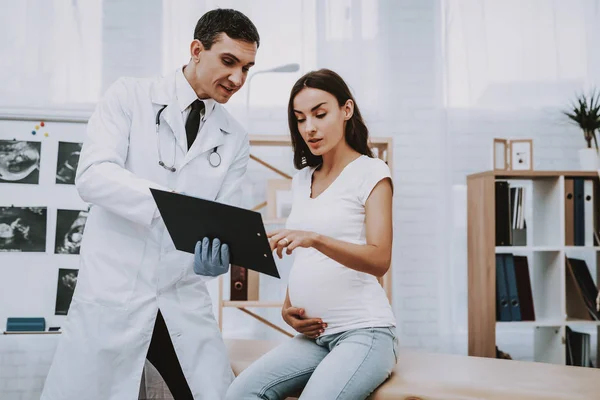 Papier Beratung Arzt Schreibt Ein Rezept Krankenhaus Geburt Bauch Schwangere — Stockfoto