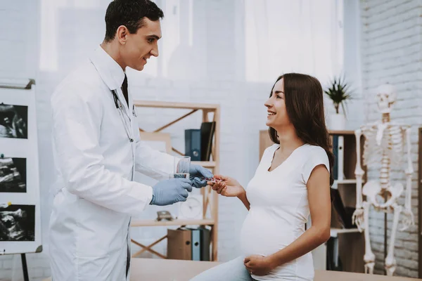 Medicina Exame Consulta Hospital Parto Barriga Mulher Grávida Sorrindo Clínica — Fotografia de Stock