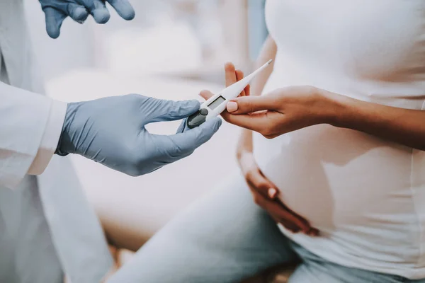 Misst die Temperatur. Ärztlicher Rat. Klinik. — Stockfoto