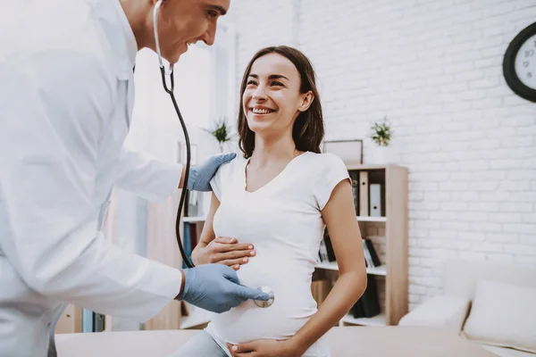 Maternità Dottor Examines Consultazione All Ospedale Dottore Divertiti Parto Pancia — Foto Stock