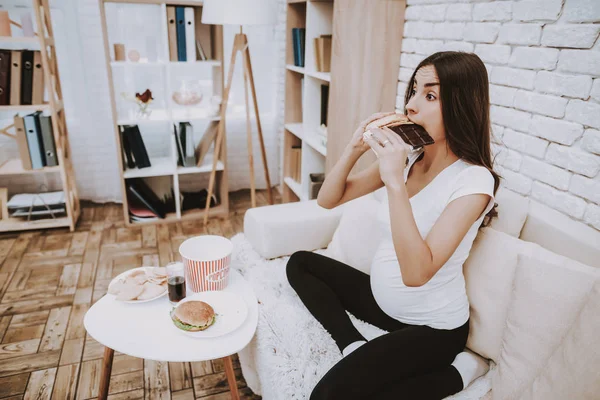 Disfrutar Extraños Hábitos Alimenticios Grub Una Chica Embarazada Come Hamburguesa — Foto de Stock