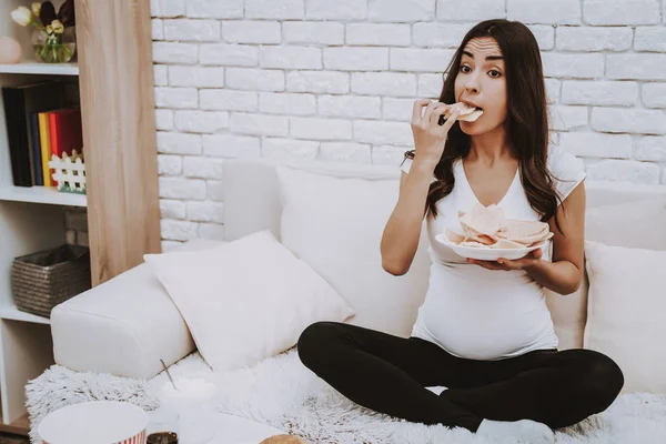 Menina Grávida Come Petiscos Sofá Para Casa Com Fome Maternidade — Fotografia de Stock