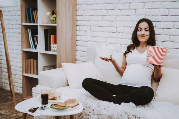 Bauch Lächelnd Genießen Schwangere Essen Popcorn Couch Hause Hungrig Mutterschaft — Stockfoto