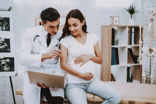 Showing Laptop Consultation Hospital Childbirth Belly Pregnant Woman Smiling Clinic — Stock Photo, Image