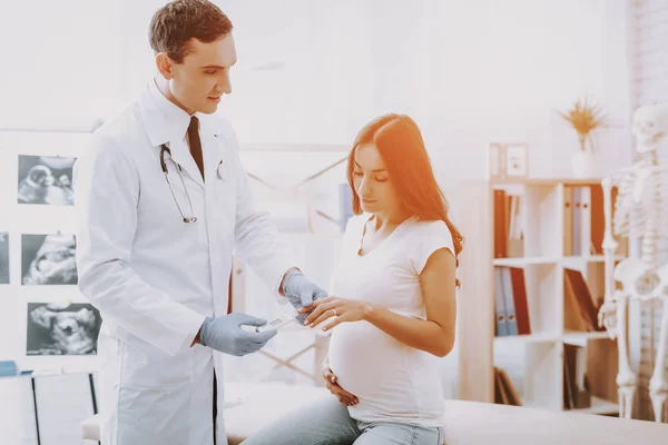 Doutor Faz Sangue Teste Diverte Parto Barriga Ventilador Consulta Hospital — Fotografia de Stock