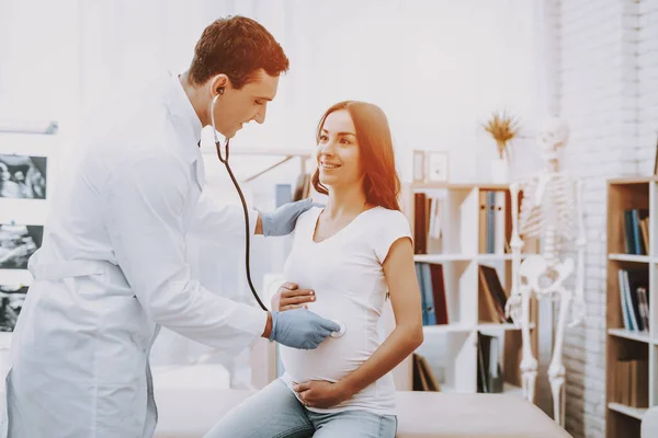 Arzt Untersucht Spaß Haben Geburt Bauch Fan Beratung Krankenhaus Schwangere — Stockfoto