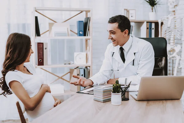 Ragazza Incinta Dottore Clinica Ginecologo Consulenza Medica Una Donna Cappotto — Foto Stock