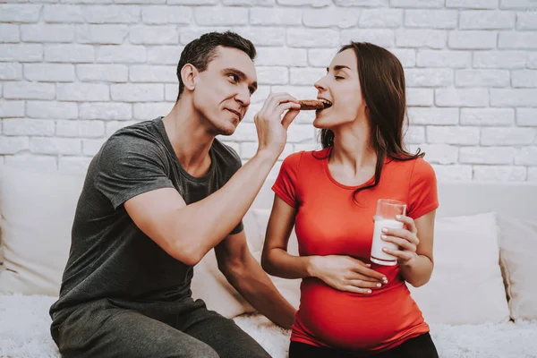 Husband Pregnant Wife Eat Cookies Together Freshness Domestic Life Parenthood — Stock Photo, Image