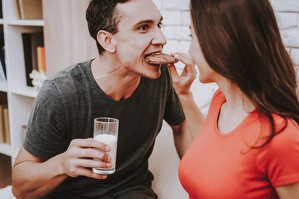 Τρώνε Μπισκότα Μαζί Σύζυγος Και Σύζυγος Του Έγκυος Φρεσκάδα Οικιακή — Φωτογραφία Αρχείου