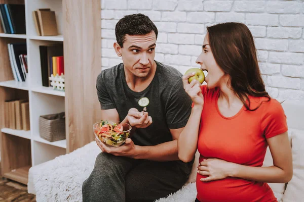 Mari Femme Enceinte Mange Apple Salade Fraicheur Vie Domestique Parentalité — Photo