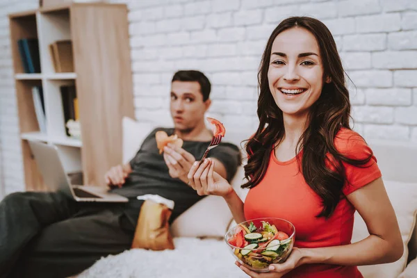 Huiselijk Leven Groenten Man Zwangere Vrouw Het Eten Van Salade — Stockfoto