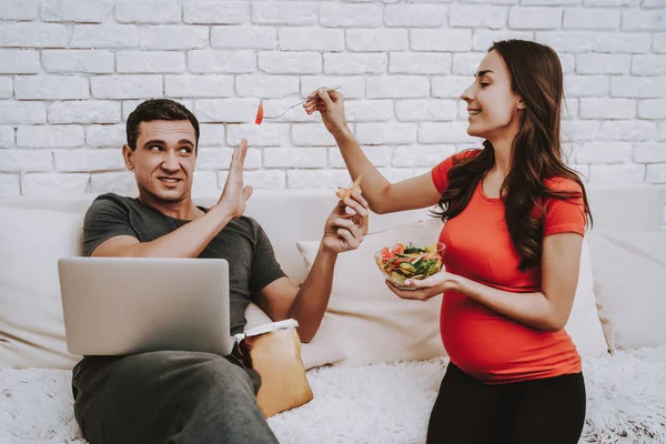 Groenten Man Zwangere Vrouw Het Eten Van Salade Gelukkig Samen — Stockfoto