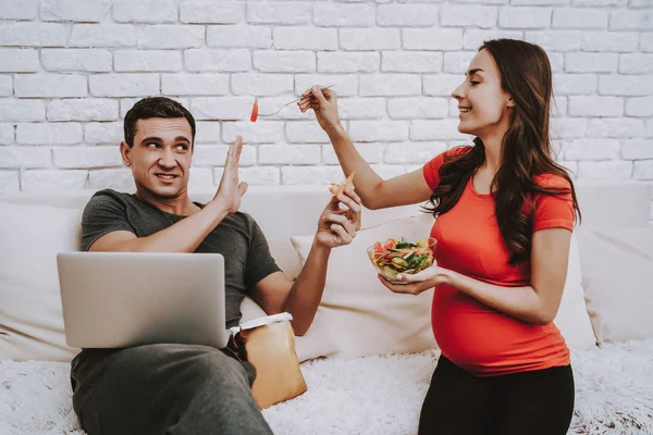 Des Légumes Mari Femme Enceinte Manger Salade Heureux Ensemble Nourriture — Photo