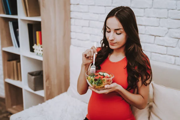 Eating Salad Natural Food Apartment Domestic Life Husband Pregnant Wife — Stock Photo, Image