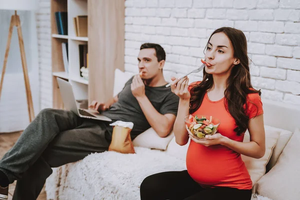 Marido Mulher Grávida Comer Salada Felizes Juntos Comida Natural Apartamento — Fotografia de Stock