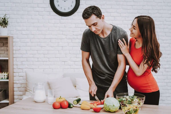 Huis Gelukkig Samen Man Zwangere Vrouw Bereiden Van Voedsel Keuken — Stockfoto