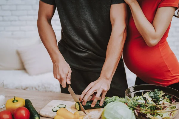 Appartement Huiselijk Leven Man Zwangere Vrouw Bereiden Van Voedsel Keuken — Stockfoto