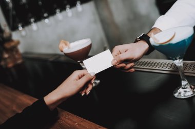 Gece hayatı. Bilgin. Ödeme. Kız. Kokteyl. Oturup. Bar. Bir grup genç. Geri kalanı. Alkollü İçecekler. İyi eğlenceler. Birlikte. Neşeli. Çene-çene. Boş zaman. Pozitif. Duygu. Clubbing. Çocuklar.