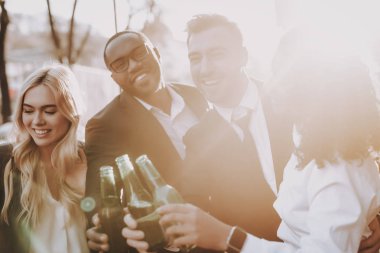 Keyfini çıkarın. Alkollü içecek. Şirket. Genç insanlar. Gülümse. Stand. Sokak. Şişeler. Parlak güneş parlar. Macera. Bir yaşam tarzı. Neşeli. İç. Şık. Alkol. Genç. Duygu. Gün batımı. Bahar. Kıvırcık.