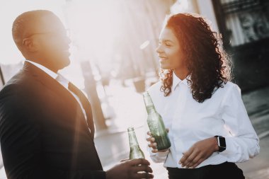 Alkollü içecek. Erkek ve kadın. Stand. Sokak. Şişeler. Parlak güneş parlar. Macera. Afro. Bir yaşam tarzı. Neşeli. İç. Şık. Alkol. Genç. Duygu. Gülümse. Keyfini çıkarın. Gün batımı. Bahar. Kıvırcık.