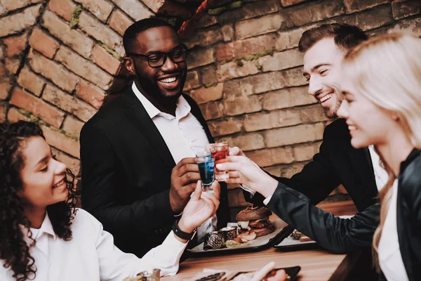 Alkohol Trinken Freunde Gruppe Junger Menschen Ruhe Bar Trinken Alkoholische — Stockfoto