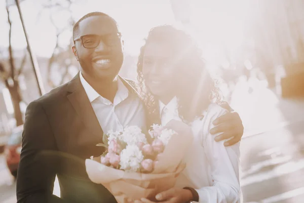 Innamorato Tramonto Riccioli Uomo Nero Appuntamento Ragazza Fiori Sorridi Mulatto — Foto Stock