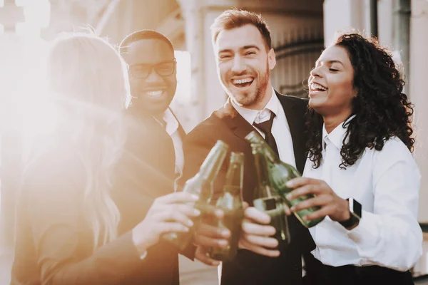 Pôr Sol Bebida Alcoólica Companhia Jovens Sorri Rua Garrafas Sol — Fotografia de Stock