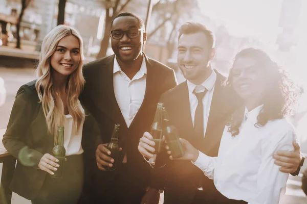 Alkoholisches Getränk Unternehmen Jugendliche Lächeln Stehen Straße Flaschen Die Sonne — Stockfoto