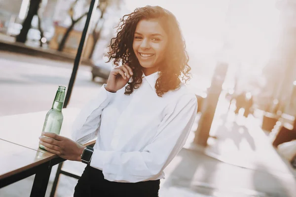 Una Chica Párate Calle Una Botella Bebida Alcohólica Sol Brilla —  Fotos de Stock