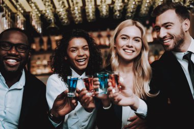 Kokteyller. Neşeli. Çene-Chin. Kızlar ve çocuklar. Bar. Alkollü içki iç. Farklı ırklardan iletişim. Genç insanlar. Dinlenme. İyi eğlenceler. Birlikte. Clubbing. Gece hayatı. Boş zaman. Olumlu. Duygu.