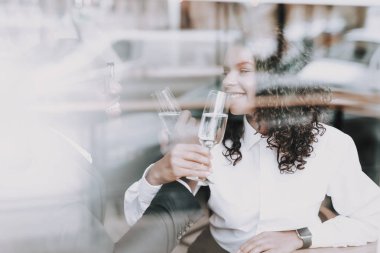 Şampanya içmek. Öpücük. Siyah adam tarih. Kız. Aşık. Gülümse. Melez. Dinlenme. Cafe. Pencere. İyi eğlenceler. Müşteriler için gıda. Neşeli. Çene-çene. Serbest zaman. Gece hayatı. Olumlu. Duygu. Clubbing.